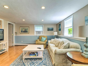 3 Mi to Bourne Scenic Park: Quaint Cape Cod Apt