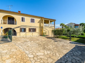 Spacious Apartment With Garden