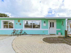 Jensen Beach Home: Walk to Beach Access!