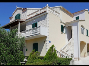 Apartment Mari - free parking: A2 Bol, Island Brac