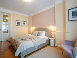 Romanian Athenaeum Flat - Refined 3BR Steps from Calea Victoriei