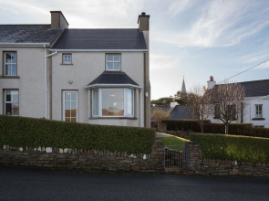 Dunfanaghy - Sea Views- in Village - Parking