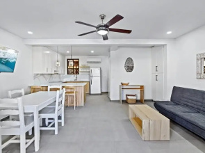 Modern Split-Level 2-Bedroom Condo with Pools, Terrace & Easy Beach Access