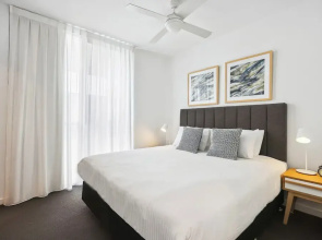 Chic 2-bed With Rooftop Pool Overlooking the City