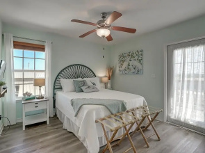Pelican Paradise 3 Bedroom Home by Redawning