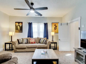 1 Mi to Old Town Albuquerque! Dog-friendly Home