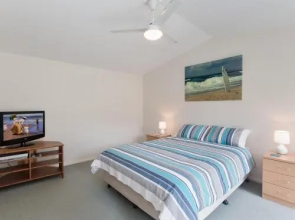 Happy Tails' , 55 Pantowora Street - pet friendly, air conditioned
