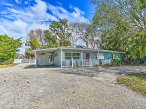 Quaint Naples Home ~ 4 Mi to Naples Beach!