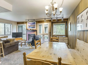 Walk to Sun Valley Village: Condo w/ Deck!