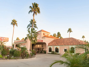 La Fuente Inn & Suites