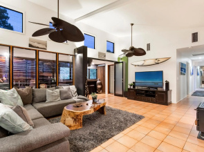 Cool Noosa Home. Central location. A/C. Gym. WIFI. Netflix