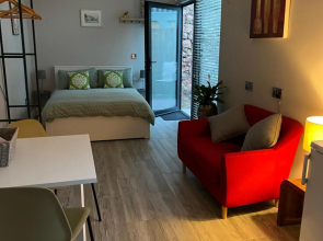 Hugo Mews Bright Studio Apartment
