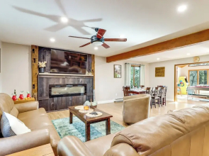 5 Mi to Jack Frost Skiing: Walkable Family Home