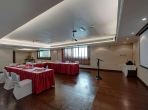 Howard Johnson Plaza By Wyndham Dubai Deira