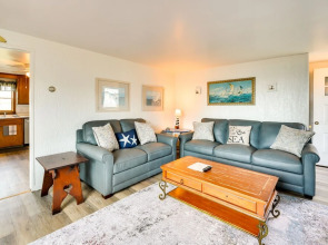 Charming Niantic Vacation Rental: Walk to Beach!