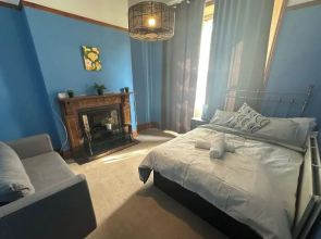 Spacious House- Parking, Garden & Central Location