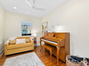 Maple Courtyard - Old Town w/ King Suite & Piano