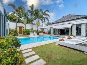 Serene 4br Seminyak Villa with Tropical