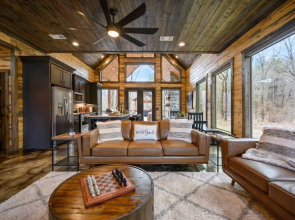 Vacana High Horse Family Cabin, Hot Tub, ShuffleBoard, Pet Friendly