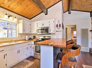 Cozy Cabin w/ Deck & Fireplace in Big Bear!