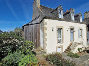 4 Family Home, Walking Distance to the Beach