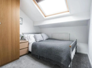 Beautiful 4BD Family Home Burley Leeds
