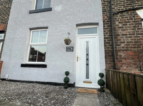 2-bed Home - Sleeps 4, Parking & Garden