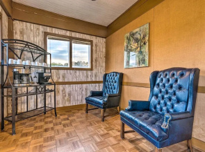 1 Mi to Bathhouse Row: Bright Hot Springs Home!
