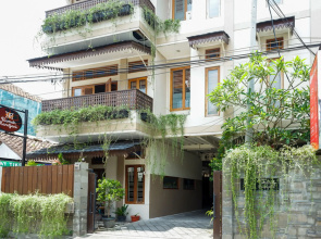 RedDoorz Plus near Hartono Mall 2