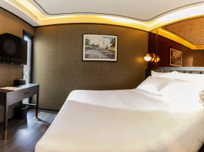 The Gravitique Hotel Khaosan