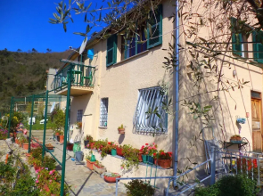 Small House in the Hills for Beautiful Walks Near the Sea