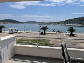 Seafront apt With Terrace, 4 Bedrooms and Mooring