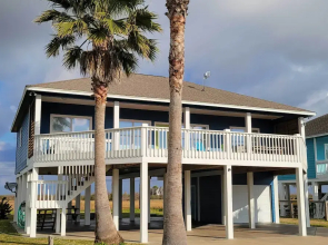 Deck & Grill: Walkable Crystal Beach House!