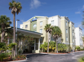 Days Inn & Suites by Wyndham Fort Pierce I-95