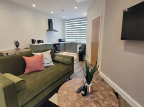 Stylish Central Studio Steps to DMU & LRI