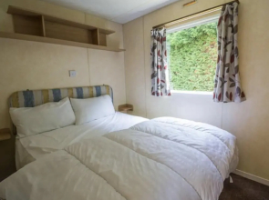 Caravansleeps8-fireplace-petsok-golf-gym-pool