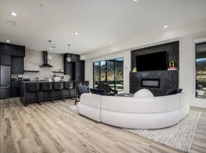 Luxe Modern Escape w Pool Hot Tub Firepit Desert View Lassen by Avantstay