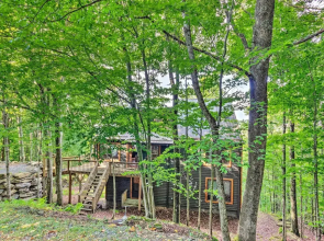 3 Mi to Beech Mtn: Treetop Cabin w/ Deck & Views