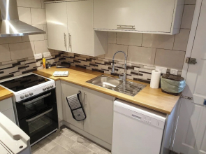 3br-sleeps6-petsok-off Road Parking-garden