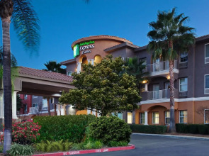 Holiday Inn Express Hotel & Suites Corona