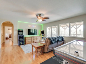 Hot Tub + Game Room: Family Retreat in Groveland!