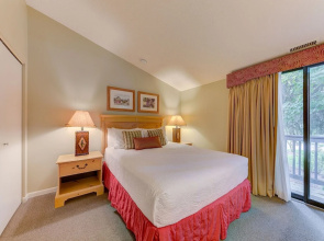 The Shores Cozy Lakeside Condo Unit 5705