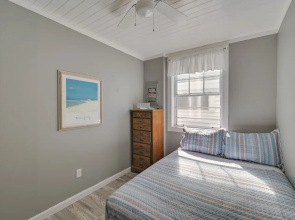 Charming Hampton Home w/ Porch, Walk to Beach!