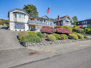 Puget Sound Views: Des Moines Apt w/ Patio