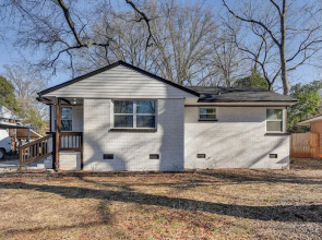 Updated Charlotte Home w/ Yard ~ 3 Mi to Uptown!