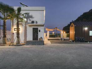 Lim Sea Side Poolvilla Pension