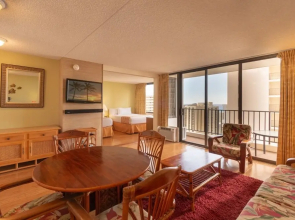 Deluxe Waikiki Banyan Condos - Free Parking & Wifi