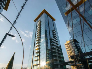 Lake Panorama Loft 5 star Location, Queen Bed, Views