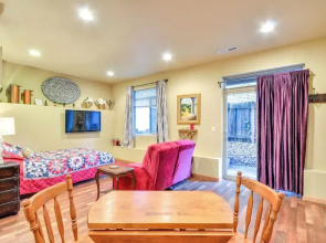 Inviting Studio w/ Patio, 15 Mi to Portland!