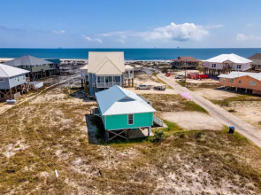 Seafari - Pet Friendly! Quiet Area Mere Feet To The Beach - Beach Side - No Busy Street To Cross! 2 Bedroom Home by RedAwning